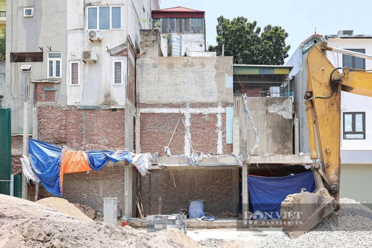 Khu vực mặt trước tiếp giáp với đường vành đai 1 hiện đang có nhiều nhà trong quá trình xây dựng. Tuy nhiên để phục vụ dự án, đến nay các công trình đã tạm dừng thi công và chờ giải tỏa.