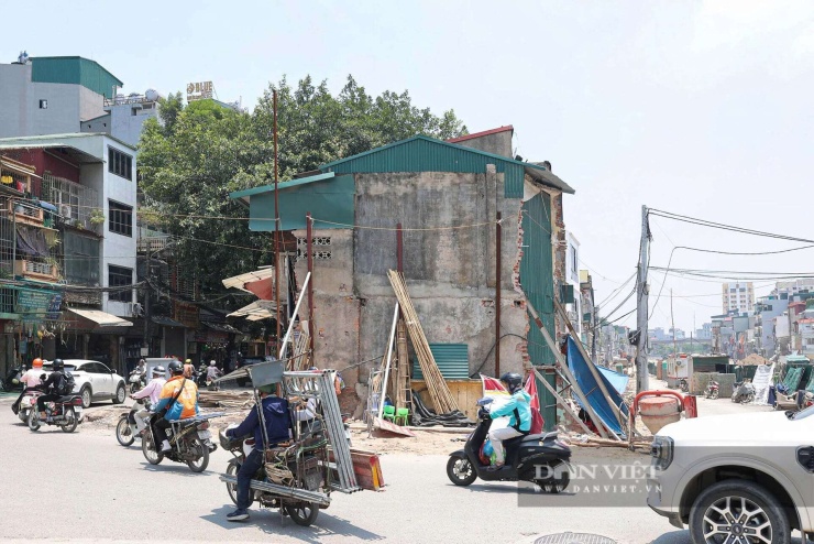 Theo chủ trương đầu tư, dự án xây dựng bãi đỗ xe - nhà để xe, cây xanh, vườn hoa khớp nối đồng bộ hạ tầng kỹ thuật, kiến trúc cảnh quan tại phần dải đất giữa Vành đai 1 và đường La Thành có tổng mức đầu tư dự kiến hơn 2.921 tỷ đồng.