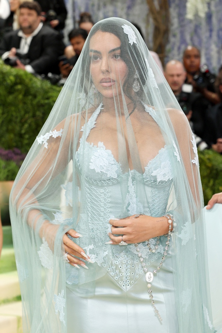 Georgina Rodríguez từng đeo khuyên tai Garden of Kalahari tới Met Gala 2026. Ảnh: AFP