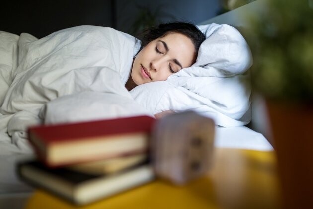 Việc đi vào giấc ngủ có thể trở nên khó khăn nếu chúng ta để điện thoại di động bên cạnh