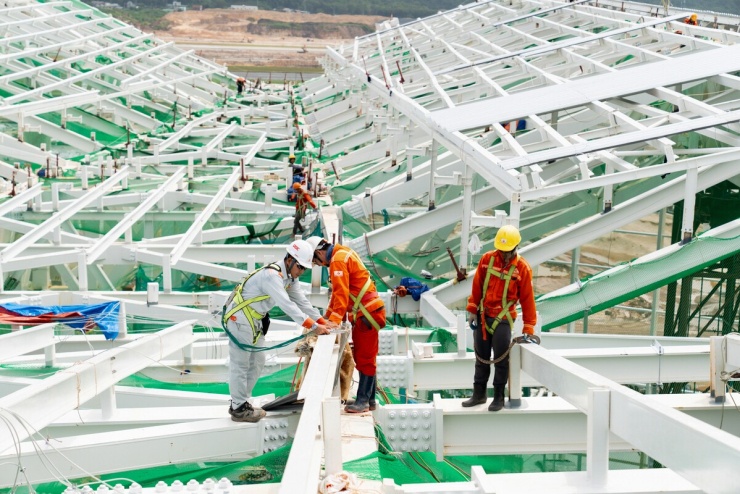 Công nhân thi công hệ mái của nhà ga. Toàn bộ dự án huy động hơn 6.000 kỹ sư, công nhân làm việc liên tục theo 3 ca, 4 kíp để đảm bảo công trình hoàn thành đúng tiến độ.