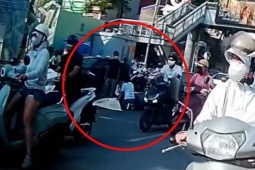 Xe buýt va chạm xe máy trên đường Nguyễn Trãi (Hà Nội) khiến một cháu bé tử vong