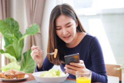 Vừa ăn vừa xem điện thoại: Kẻ thù âm thầm hủy hoại dạ dày