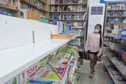 Phụ huynh mướt mồ hôi 'săn' từng cuốn sách giáo khoa