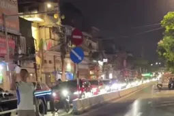 Hà Nội: Đèn tín hiệu giao thông liên tục đỏ, ô tô xếp hàng dài trong đêm