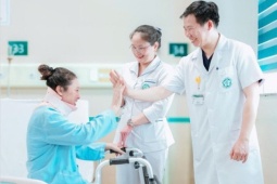 Từng nghĩ sẽ tàn phế suốt đời, người phụ nữ Lào đi lại sau ca mổ ở Việt Nam