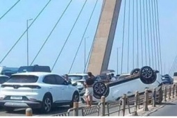Hai vụ va chạm liên tiếp trên cầu Nhật Tân, ô tô lật ngửa, giao thông ùn tắc