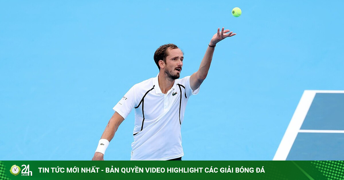 Nóng rực tennis Cincinnati Open: Medvedev cán mốc 100, Tsitsipas gục ngã