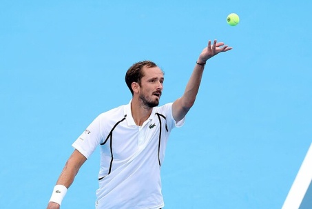 Nóng rực tennis Cincinnati Open: Medvedev cán mốc 100, Tsitsipas gục ngã
