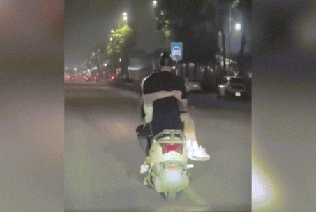 Clip: Cặp đôi thể hiện tình cảm có 1-0-2 trên xe máy khiến người đi đường ngỡ ngàng