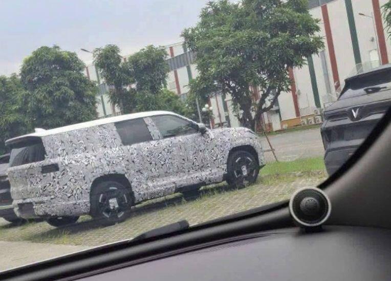 Hình ảnh về mẫu xe đang ngụy trang được lan truyền trên mạng xã hội. 