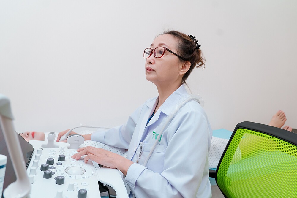 Mô hình đưa chuyên gia từ Hà Nội về thăm khám định kỳ giúp người dân tiếp cận dịch vụ y tế chất lượng cao thuận tiện hơn. (Ảnh: TCI)