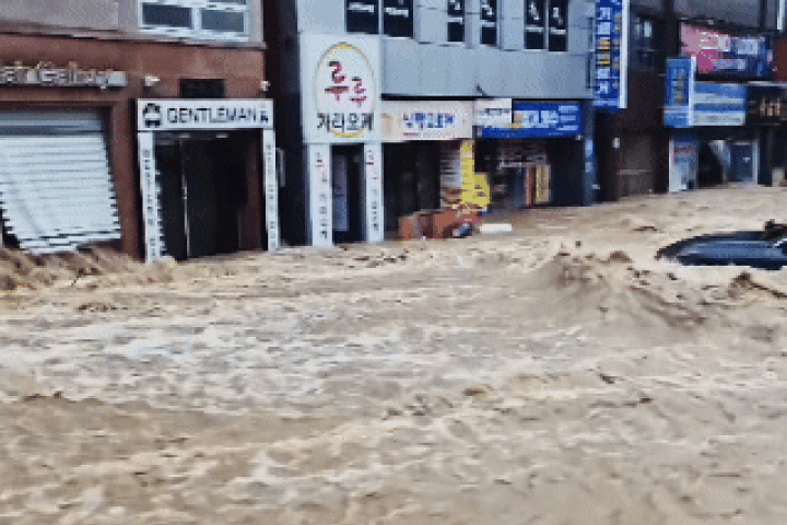 Mưa lớn 'nhấn chìm' thiên đường nghỉ dưỡng Geoje