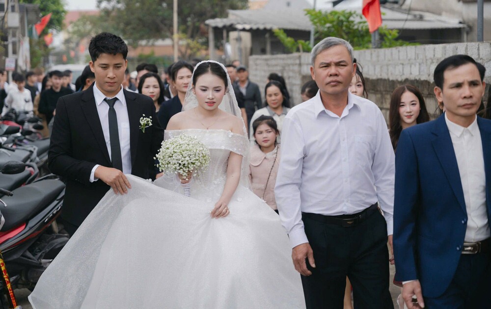 Khoảnh khắc xúc động trong hôn lễ của cặp đôi lệch tuổi&nbsp;