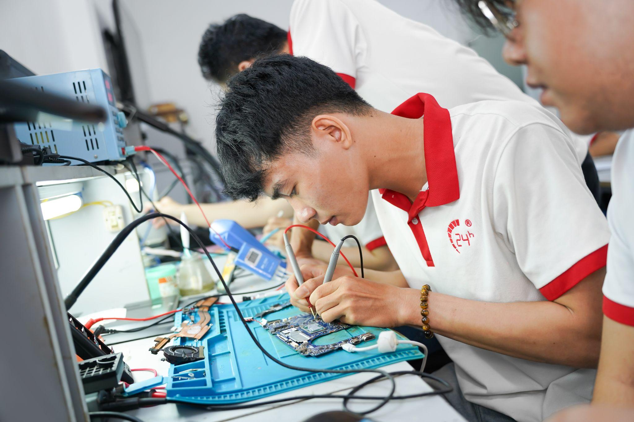 Thời gian đào tạo có thể đặt nền móng nhưng không thay thế được quá trình va chạm thực tế