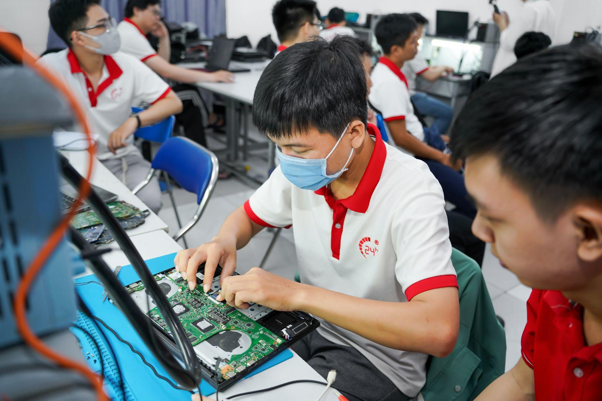 “Học xong có việc”, “nghề luôn cần người” liệu có còn đúng trong năm 2026?