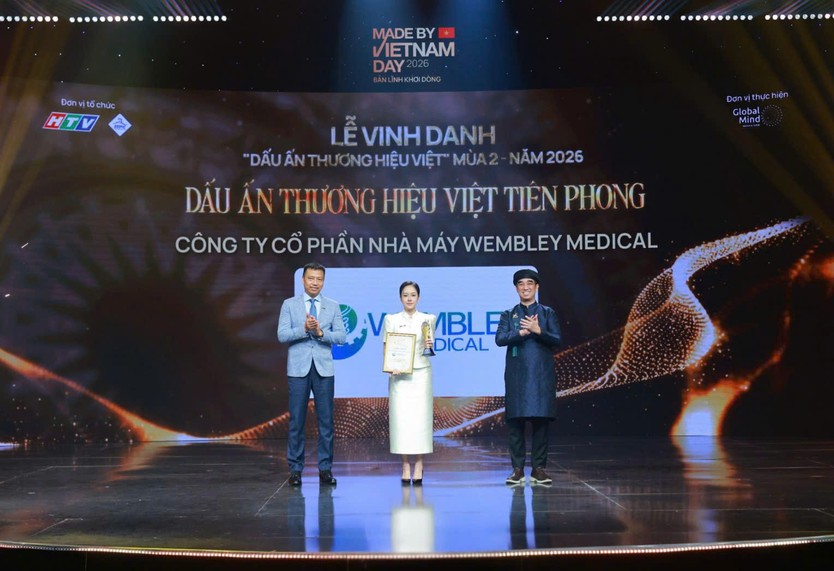Đại diện Công Ty Cổ Phần Nhà Máy Wembley Medical nhận vinh danh tại Made by VietNam Day 2026