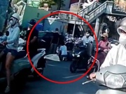 Xe buýt va chạm xe máy trên đường Nguyễn Trãi (Hà Nội) khiến một cháu bé tử vong
