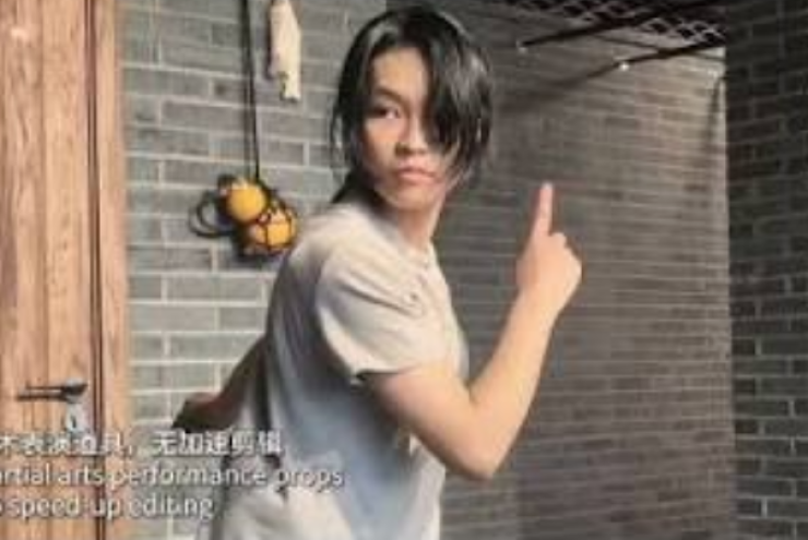 "Nữ hiệp" 13 tuổi phóng dao bách phát bách trúng, phô diễn tuyệt kỹ như phim Kim Dung