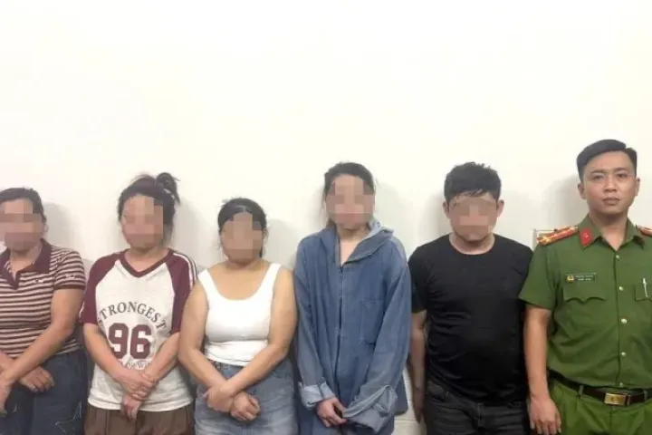 Kiểm tra nhà nghỉ, công an bắt quả tang hai đôi nam nữ đang mua bán dâm