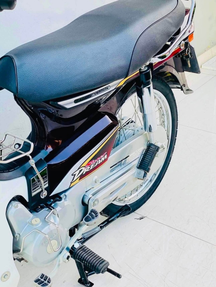 Nước sơn đen - trắng, yên dài màu đen, bộ vành nan hoa mạ sáng và các chi tiết kim loại còn khá bóng. 