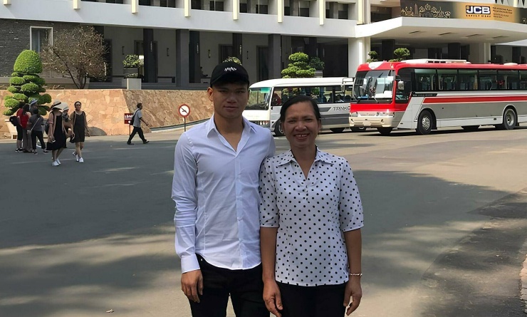 Xuân Mạnh đưa mẹ đi tham quan Dinh Độc Lập, TP HCM, năm 2018. Ảnh gia đình cung cấp