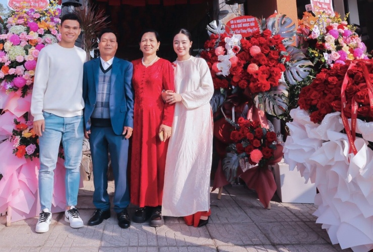 Vợ chồng Xuân Mạnh bên bố mẹ (ở giữa) dịp khai trương quán cafe, năm 2025. Ảnh gia đình cung cấp