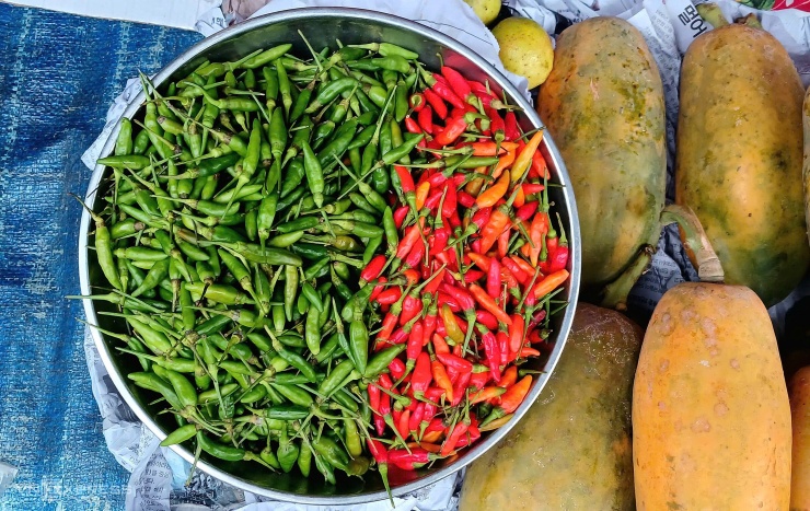 Ở hiểm (ớt xiêm) đang được bán tại chợ Xóm Mới, phường An Hội Đông với giá 150.000-170.000 đồng một kg. Ảnh: Thi Hà