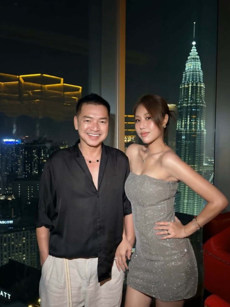 Ảnh sao 18/8: Quang Minh hẹn hò bà xã ở Malaysia - 9