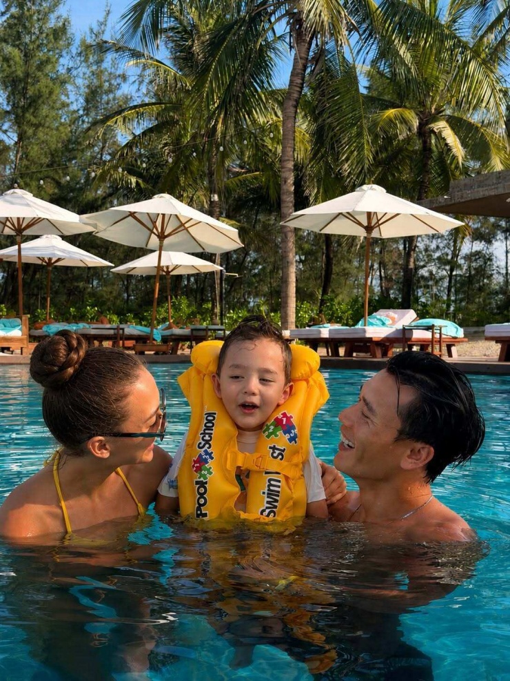 Ảnh sao 18/8: Quang Minh hẹn hò bà xã ở Malaysia - 7