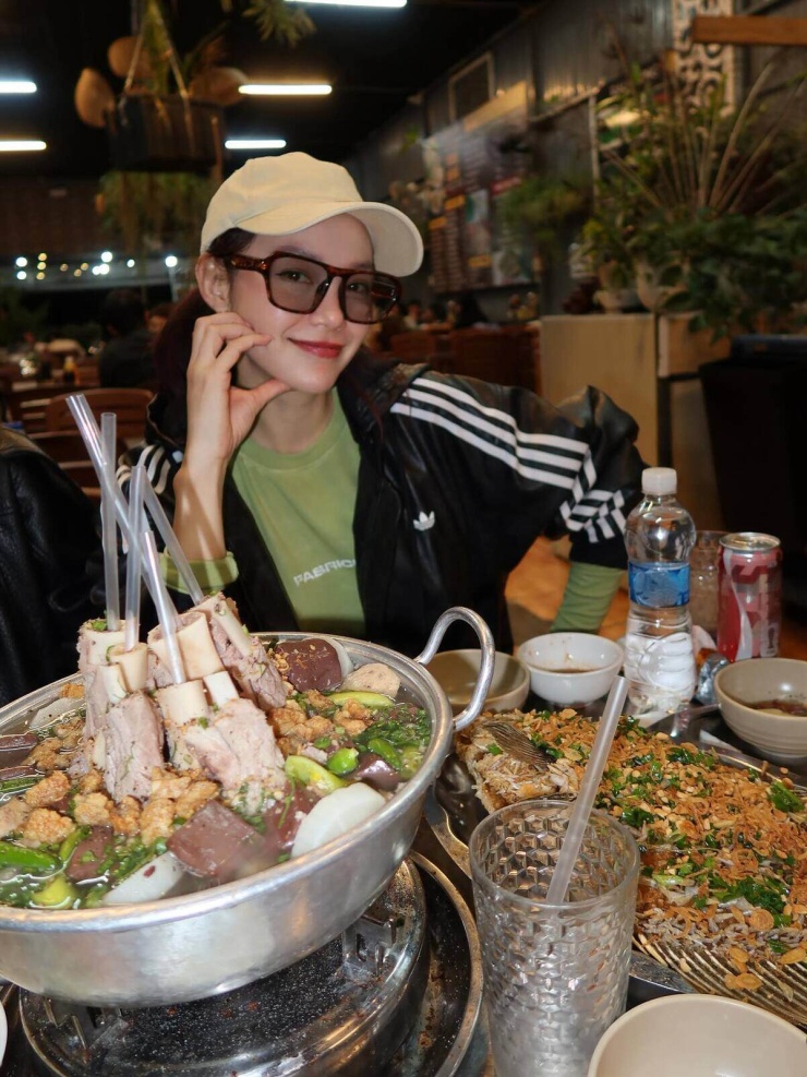 Ảnh sao 18/8: Quang Minh hẹn hò bà xã ở Malaysia - 11