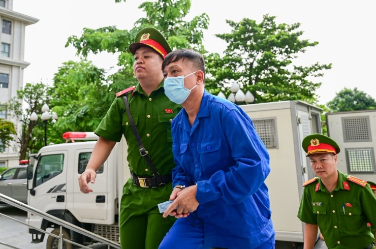 Cựu Thứ trưởng Nguyễn Bá Hoan bị dẫn giải tới tòa. Ảnh: X. A