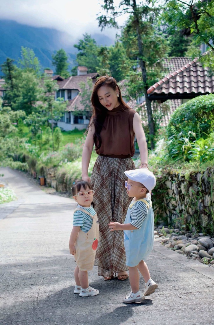 Diễn viên Phương Oanh và hai con.