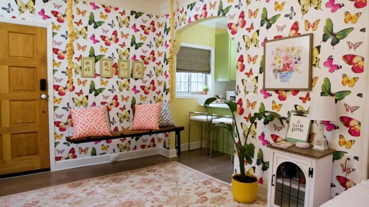 Mỗi căn nhà đều được trang trí với những điểm nhấn màu sắc nổi bật. (Ảnh: Rob Senseka)