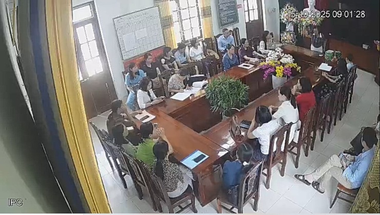 Hình ảnh bà H. bức xúc đập bàn, ném cốc trước sự chứng kiến của nhiều giáo viên. Ảnh: Cắt từ clip