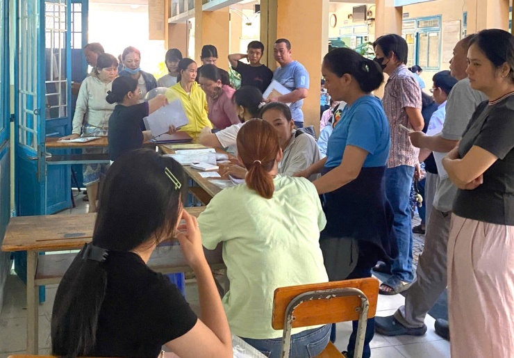 Phụ huynh chờ nộp hồ sơ ở Trung tâm GDNN-GDTX quận Tân Bình, hồi tháng 7. Ảnh: Trung tâm cung cấp