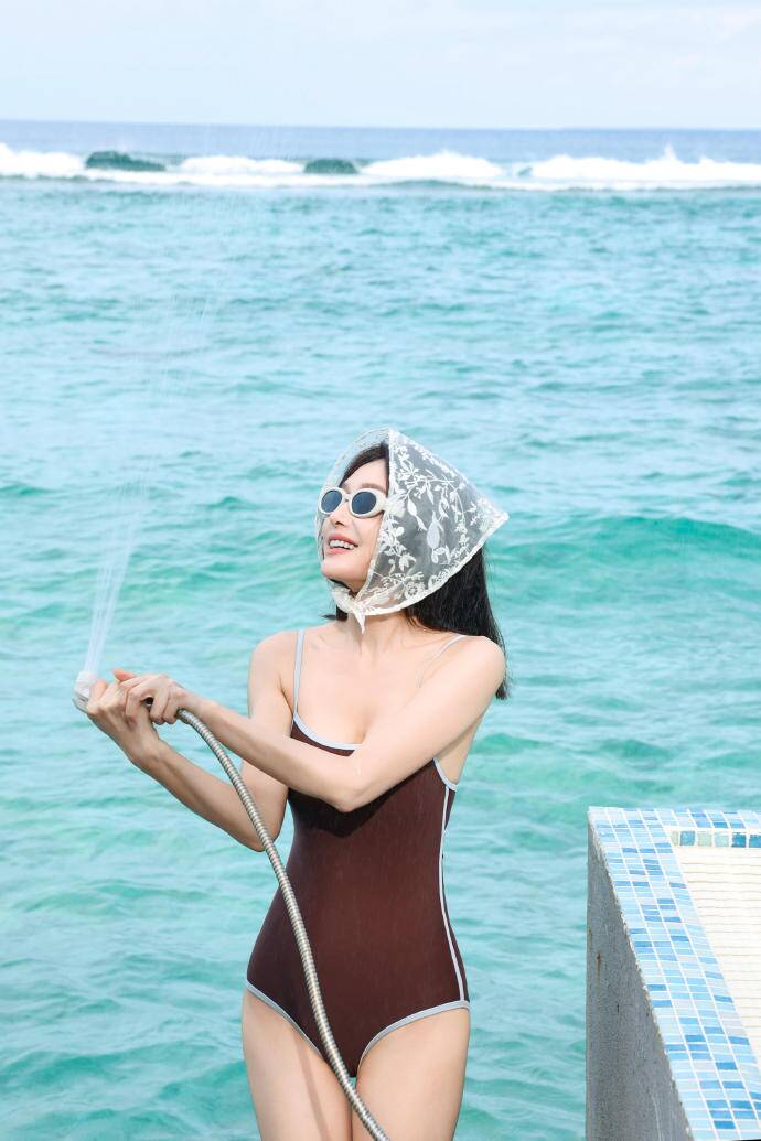 Tần Lam khoe vóc ở Maldives. Video: Weibo