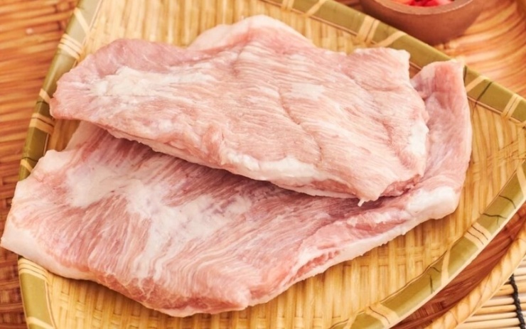 Nọng heo nằm ở hai bên má, gồm phần nạc xen kẽ các đường vân mỡ mỏng, tạo độ mềm, giòn và béo đặc trưng