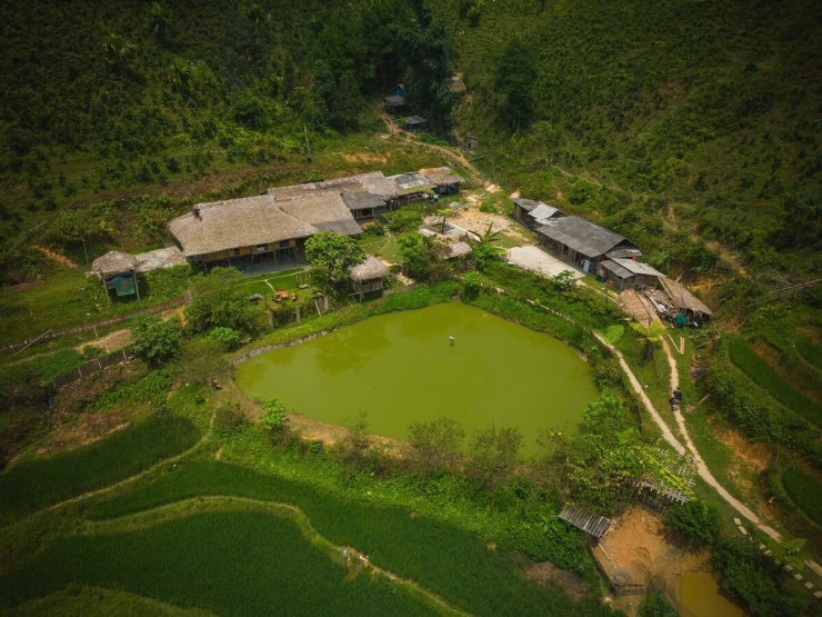 Giữa tháng 8, các ruộng lúa ở Bản Liền phủ màu xanh, lác đác đã có lúa chín. Khoảng 2-3 tuần nữa, lúa sẽ chín vàng. Mùa cao điểm du lịch ở đây từ tháng 8 đến tháng 10 với các trải nghiệm du lịch cộng đồng.