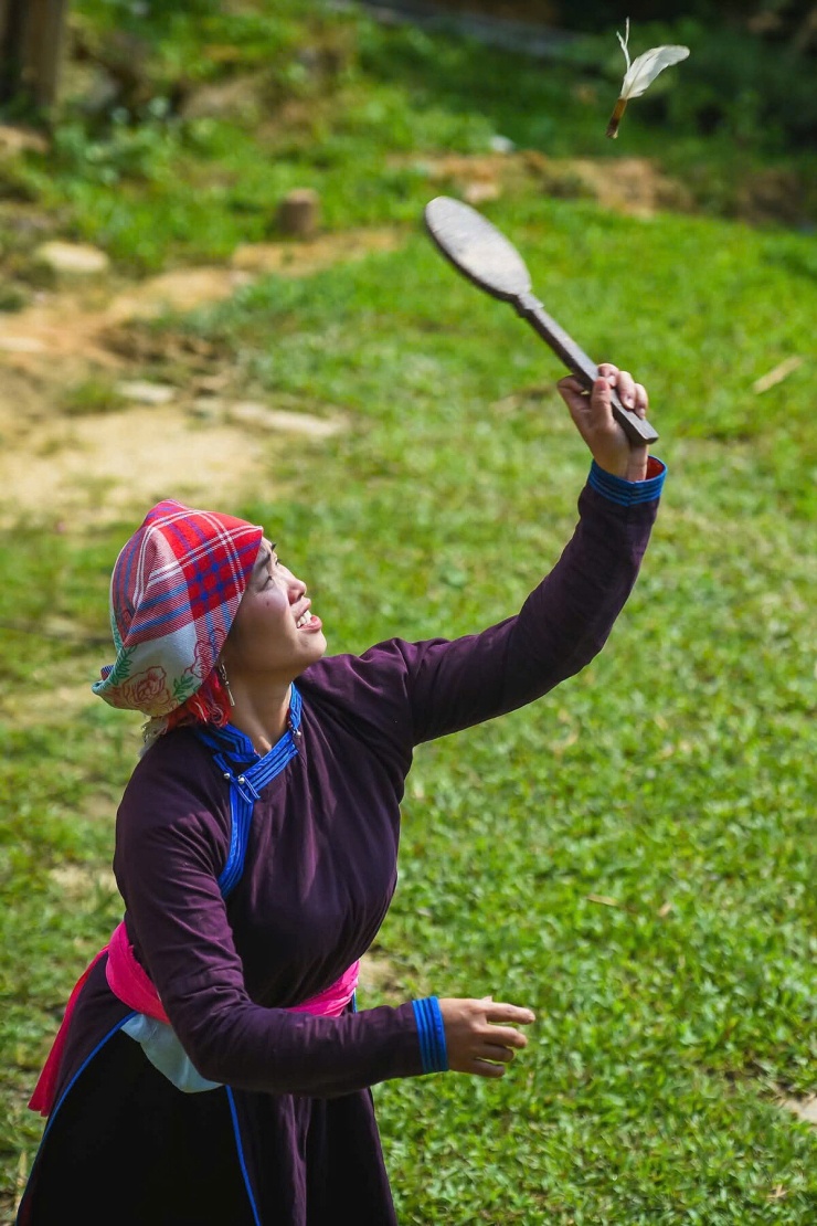 Tại Bản Liền, du khách có cơ hội thử môn thể thao đánh én của người Tày. Đánh én giống các trò chơi dân gian sử dụng vợt gỗ để đánh quả cầu, một hình thức chơi đã tồn tại từ lâu ở nhiều cộng đồng châu Á. Cách chơi, dụng cụ và sân bãi có nhiều điểm tương đồng cầu lông hay pickleball hiện nay.