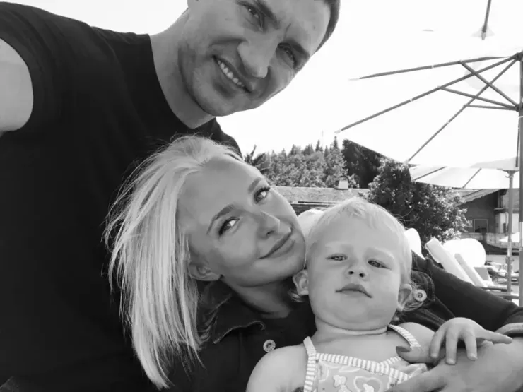 Diễn viên bên vị hôn phu Wladimir Klitschko và con gái. Ảnh:Instagram