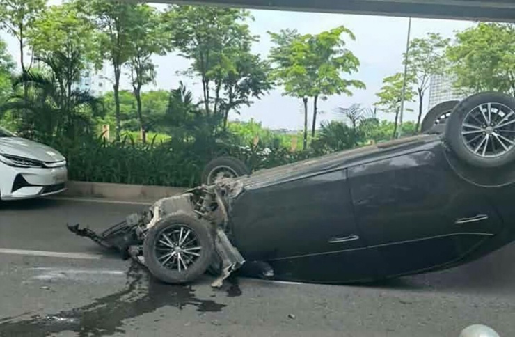 Ô tô bị hư hỏng nghiêm trọng sau va chạm (Ảnh: Nguyễn Đình Quân)