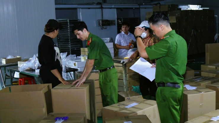 Niêm phong số sản phẩm thu giữ tại Công ty TNHH Trần Lê Foods (ảnh: CA)