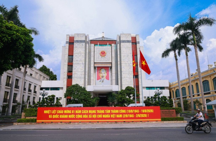 Tấm pano, khẩu hiệu cỡ lớn được trang trí trước trụ sở HĐND - UBND thành phố Hà Nội.