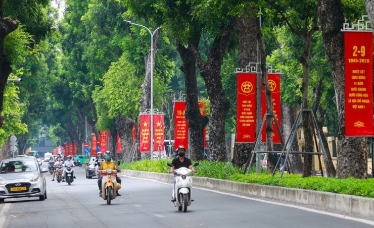Cờ hoa, băng rôn và khẩu hiệu phủ kín những tuyến phố gắn liền với dấu ấn lịch sử đất nước như Hoàng Diệu, Điện Biên Phủ, Hùng Vương...
