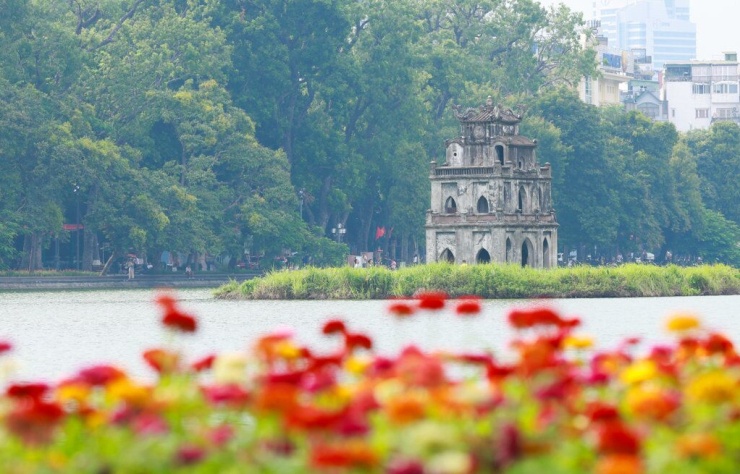 Bên Tháp Rùa cổ kính, những khóm hoa muôn sắc màu được trồng mới để tô điểm thêm cho vẻ đẹp khu vực hồ Hoàn Kiếm.