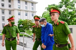 Cảnh sát dẫn giải cựu Thứ trưởng Nguyễn Bá Hoan và đồng phạm đến tòa