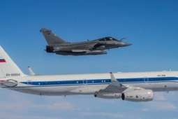 Tiêm kích Rafale Pháp áp sát máy bay Tu-214 Nga trên biển Baltic