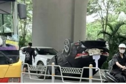 Một ô tô 5 chỗ lật ngửa bụng trên đường Phạm Văn Đồng, Hà Nội