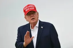 Ông Trump yêu cầu Iran ‘giơ cờ trắng đầu hàng’